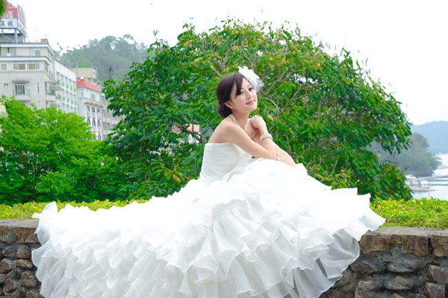 Photoshop将女孩婚片调成甜美的紫绿色