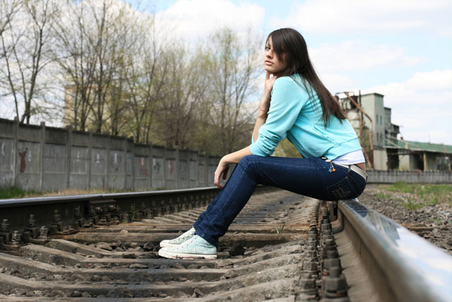 Photoshop将铁轨图片调成柔美的橙蓝色