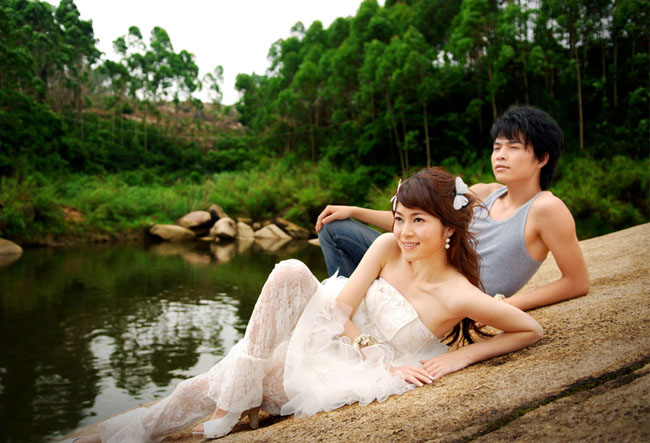 Photoshop将池景婚片调成柔美的蓝红色