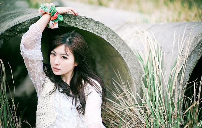 Photoshop将外景人物图片调成流行的蓝调非主流色