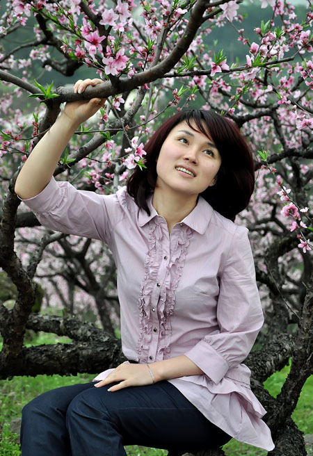 Photoshop将春季外景人物图片调成甜美的桃花色