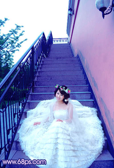 Photoshop将楼梯婚片调制出艳丽的蓝紫色