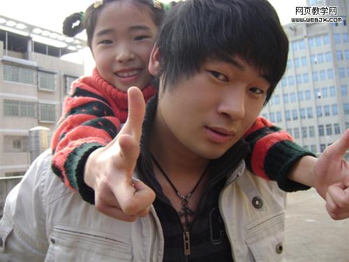 Photoshop将兄妹图片调制成青蓝色非主流图片效果