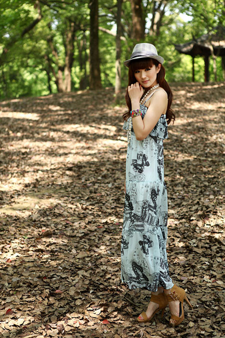 Photoshop将树林女孩图片调成柔和的暗调红青色