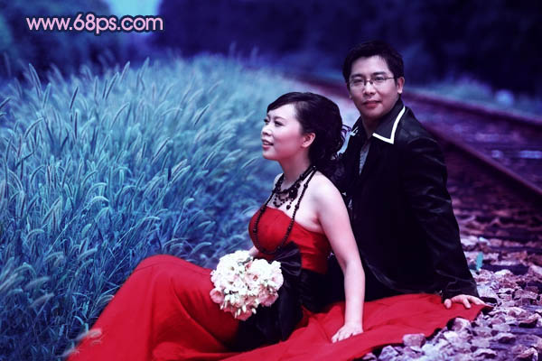 Photoshop将铁轨婚片调制成暗调青蓝色效果