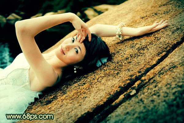 Photoshop将石壁上的女生图片调制成漂亮的黄青色效果