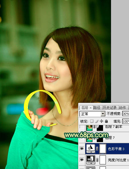 Photoshop将室内美女图片调制出流行的甜美黄青色效果