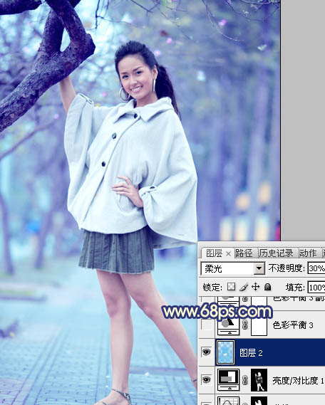 Photoshop将外景人物图片调制出时尚的淡调蓝紫色效果
