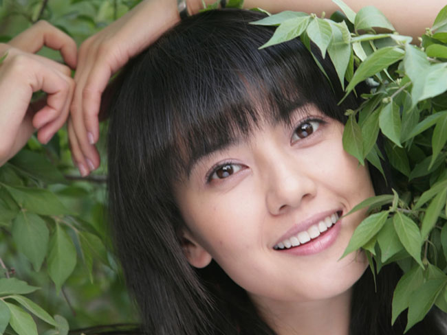 Photoshop将绿色背景女孩图片打造出非常干净的中性色效果