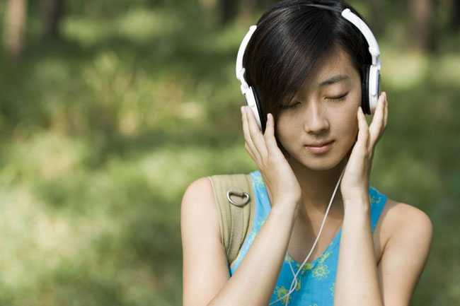 Photoshop为音乐女孩加上柔和甜美的夏季色