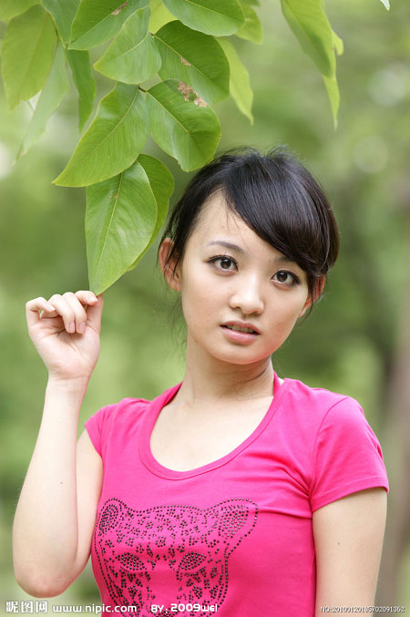 Photoshop把女生生活照鼠绘为小说封面效果