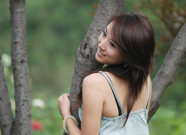 Photoshop将树林女孩图片调出怀旧的古典黄褐色