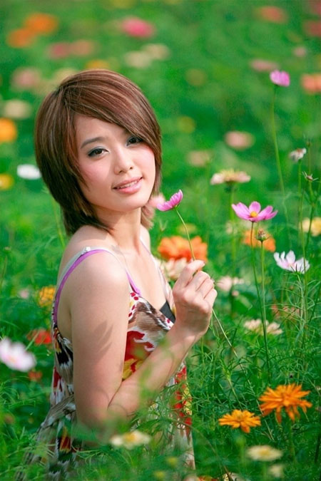 Photoshop将花景女孩图片调出流行的淡暖色效果