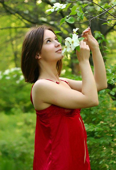 Photoshop将外景女生图片打造出漂亮的秋季特色的橙黄色效果