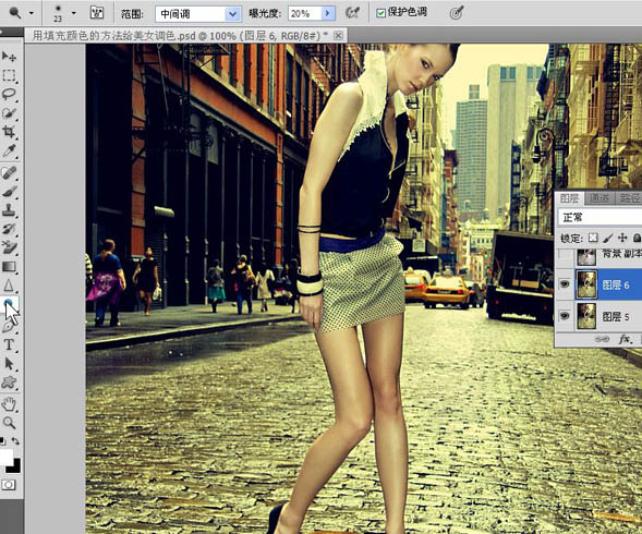 Photoshop下将街道美女图片调成鲜艳的橙红色