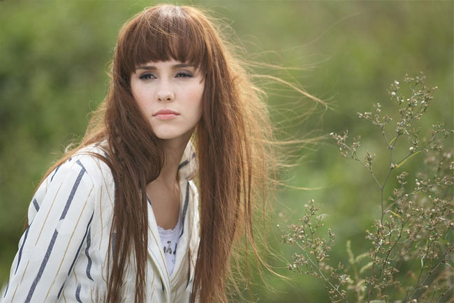 Photoshop为绿色外景人物图片增加朦胧的淡黄色效果