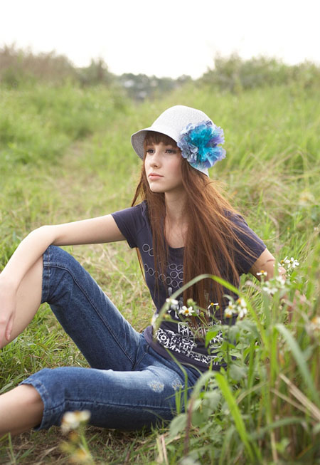 Photoshop将草地女孩图片调成鲜艳的蓝黄色