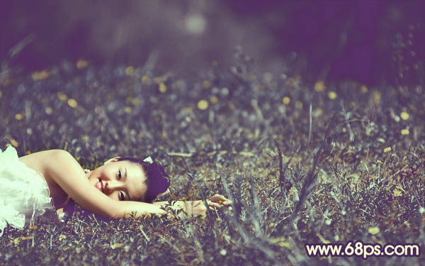 Photoshop 为草地人物图片增加淡雅的蓝褐色效果