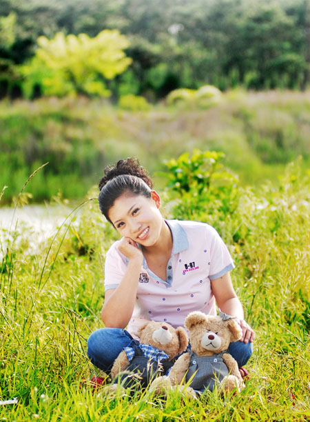 Photoshop将草地人物图片调制出柔美的黄褐色效果