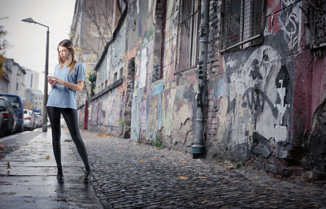 Photoshop将街景人物图片打造出颓废的暗调橙红色效果