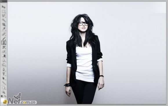 Photoshop将人物图片打造出柔美的红光潮流海报效果