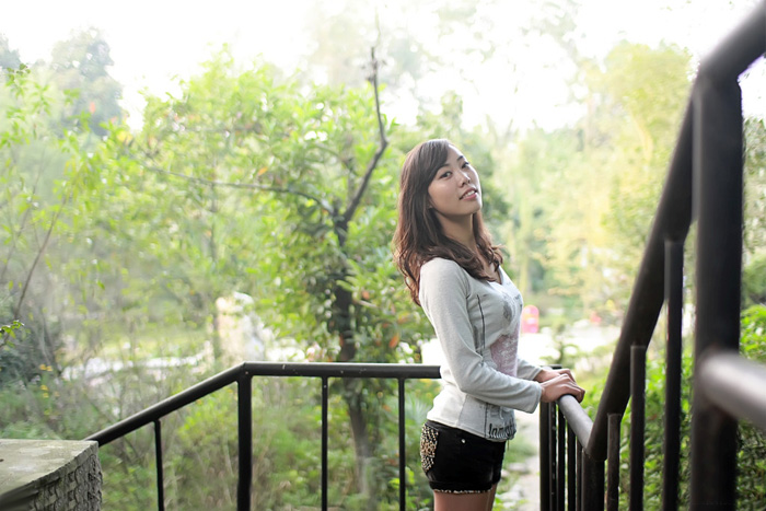 Photoshop为外景人物图片增加柔和的蓝黄阳光色