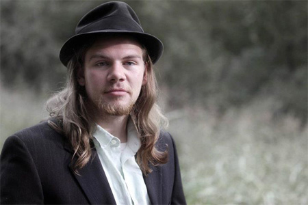 Photoshop将图片制作出破旧朦胧的灰绿色老照片效果