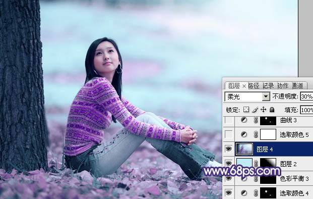 Photoshop为草地上的人物图片增加上梦幻的青紫色