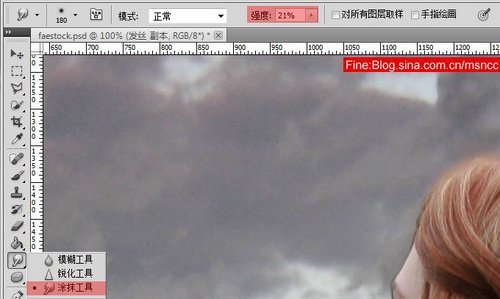 photoshop合成制作出坐在海边岩石上眺望远方沉思的美女图片 