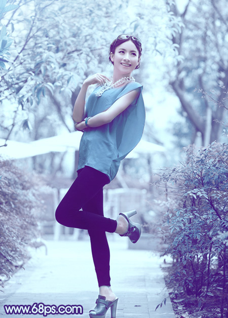 Photoshop将外景美女调制出有冬天特色的淡雅的淡蓝色