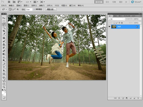 Photoshop将泛白的树林人物图片调制出蓝色天空效果