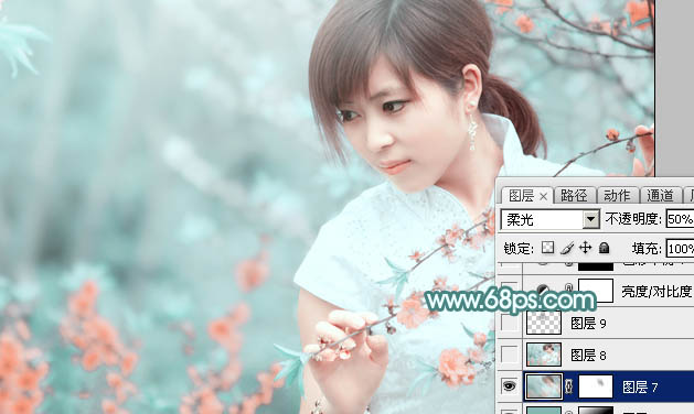 Photoshop将桃花林中的美女加上清爽的古典淡青色