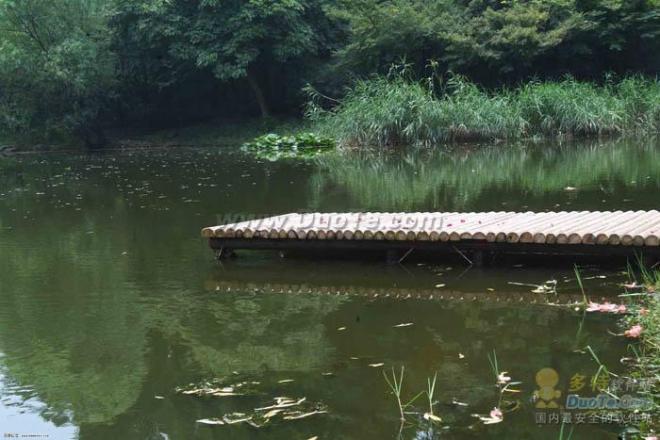 Photoshop合成美女站在梦幻的蓝色童话世界