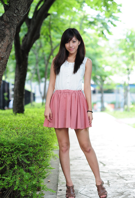 Photoshop为树下的美女图片调制出甜美的粉调青红色