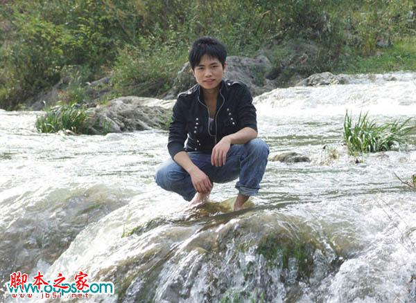 photoshop将溪流中的帅哥图片调制出金秋色