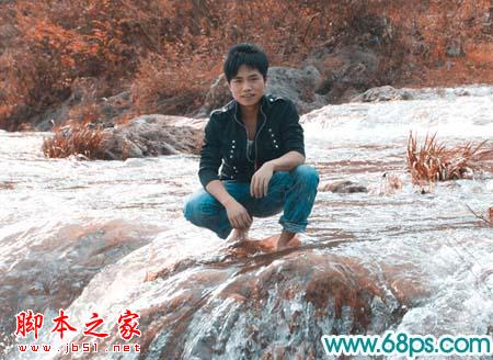 photoshop将溪流中的帅哥图片调制出金秋色