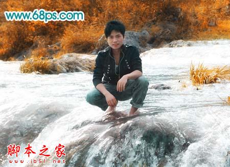 photoshop将溪流中的帅哥图片调制出金秋色
