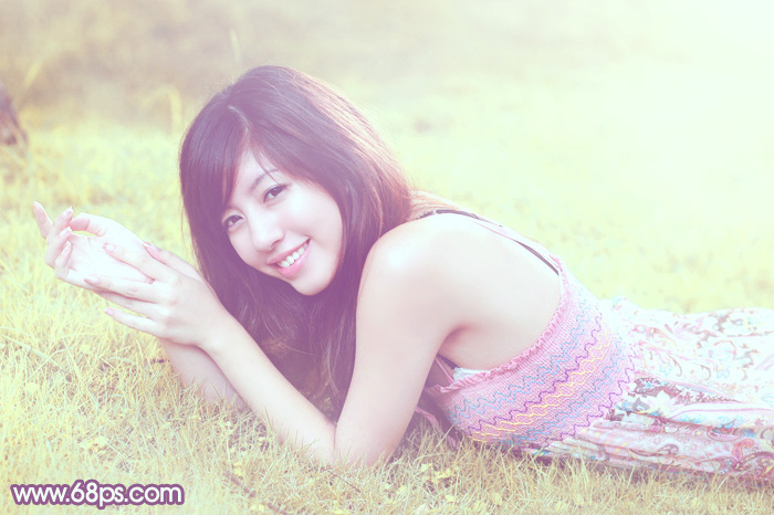 Photoshop为趴在绿草上的美女图片增加朦胧唯美的黄紫色