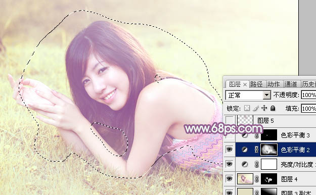 Photoshop为趴在绿草上的美女图片增加朦胧唯美的黄紫色