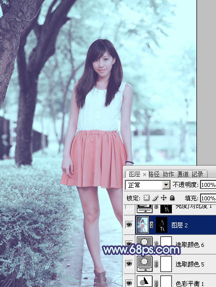 Photoshop给绿树边的美女增加甜美清爽的淡调青蓝色
