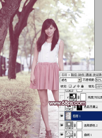 Photoshop为树边的美女加上淡美的中性暖褐色