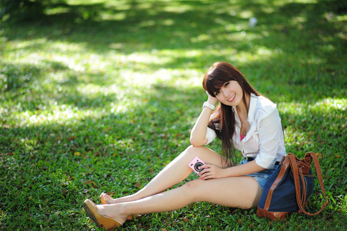 Photoshop将绿草上的美女打造出甜美的韩系淡绿色”