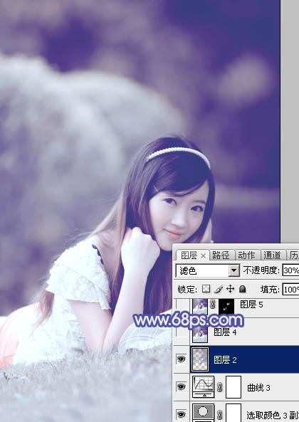 Photoshop为趴在草地的美女加上纯美的淡调蓝紫色