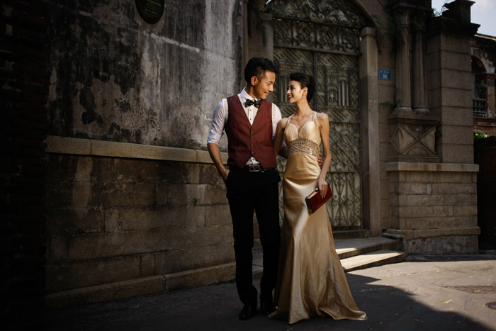 Photoshop为偏暗的古建筑婚片打造强质感的冷色调”