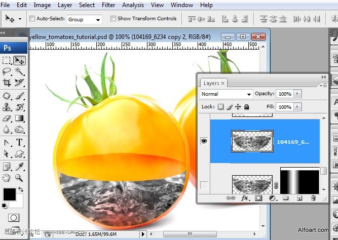 PS合成装满液体的玻璃光泽西红柿