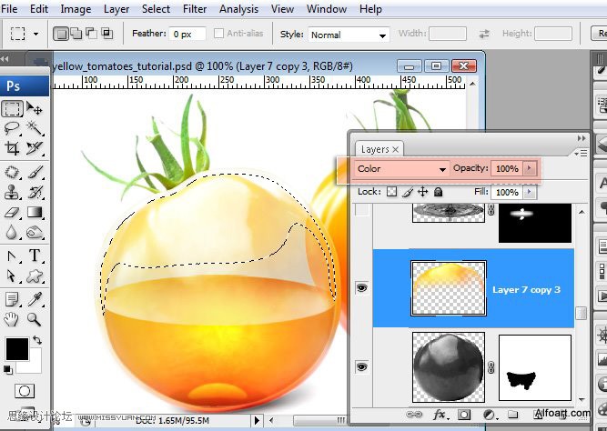 PS合成装满液体的玻璃光泽西红柿