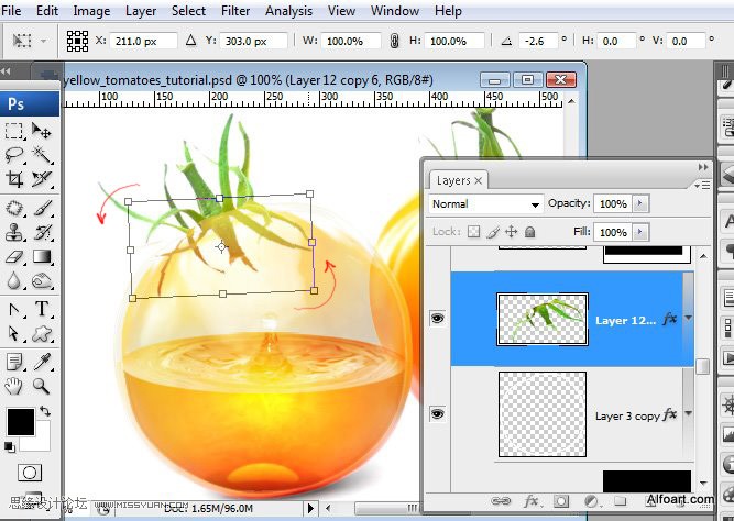 PS合成装满液体的玻璃光泽西红柿