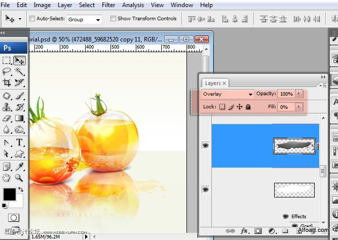 PS合成装满液体的玻璃光泽西红柿