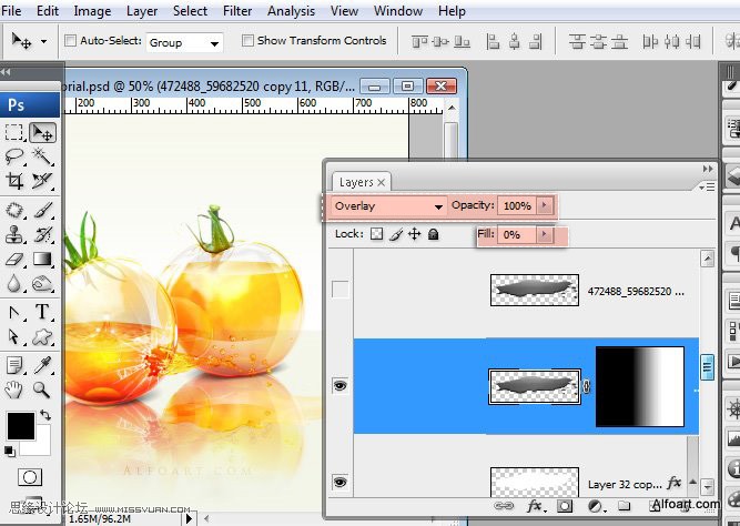PS合成装满液体的玻璃光泽西红柿