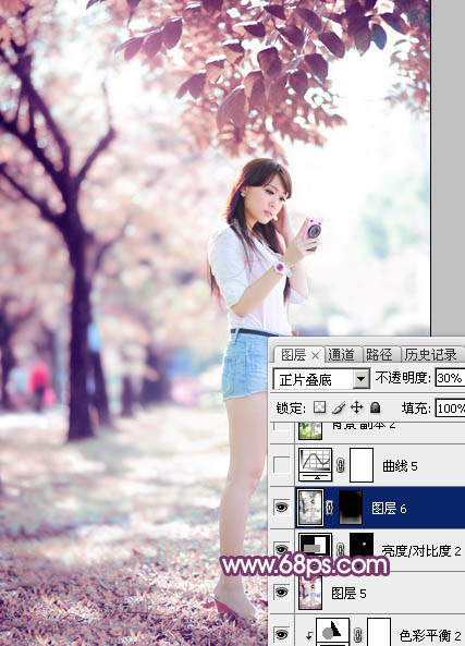 Photoshop为公路绿道边的美女加上甜美紫红色
